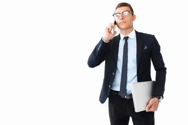 Hombre Negocios Con Traje Gafas Hablando Por Teléfono Sosteniendo Portátil — Foto de Stock