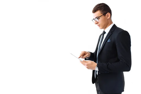 Joven Hombre Guapo Confiado Traje Gafas Trabajando Una Tableta Digital — Foto de Stock