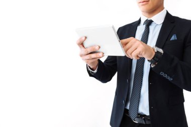Beyaz arka plan üzerinde duran dijital tablet üzerinde çalışan yakın çekim, iş adam, takım elbise ve gözlük, eller