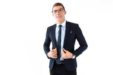 Beyaz arka plan üzerinde poz zarif genç yakışıklı adam, takım elbise ve gözlük,