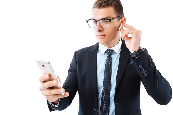 Adamı Gözlük Takım Elbise Kablosuz Kulaklık Bir Telefon Tutarak Beyaz — Stok fotoğraf