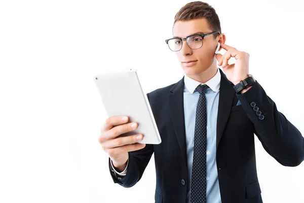 Gözlük Takım Elbise Kablosuz Kulaklık Bir Tablet Holding Beyaz Bir — Stok fotoğraf