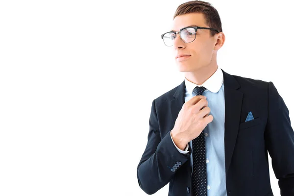 Biznesmenem Okularach Garnitur Dokładnie Prostuje Krawat Pozowanie Białym Tle — Zdjęcie stockowe