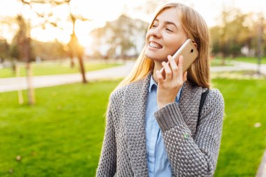 gülümseyen kız, Evet bir gün batımı karşı parkta yürüyüş