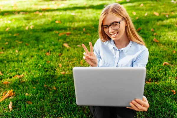 Młoda Atrakcyjna Dziewczyna Okularach Uśmiechając Się Siedząc Trawie Praca Laptopie — Zdjęcie stockowe