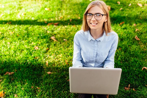 Młoda Atrakcyjna Dziewczyna Okularach Kobieta Siedzi Trawie Pracy Laptopie Parku — Zdjęcie stockowe