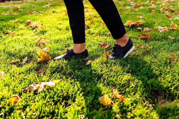 双腿黑靴步行穿过草地 秋季时间 — 图库照片