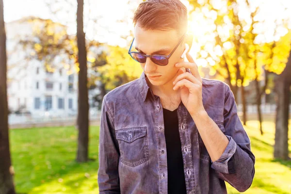 Young Guy Dressed Stylish Clothes Listening Music Wireless Headphones Walking — Stock Photo, Image
