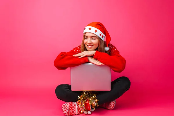Щаслива Дівчина Червоному Светрі Санта Капелюсі Сидить Ноутбуком Мріє Про — стокове фото
