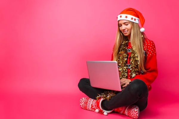 Business Girl Red Sweater Santa Hat Sitting Working Laptop Red — Stock Photo, Image