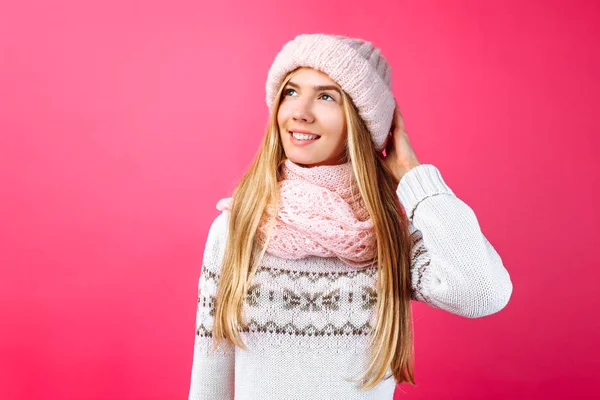 따뜻한 모자와 따뜻한 스카프에 빨간색 배경에 따뜻한 — 스톡 사진