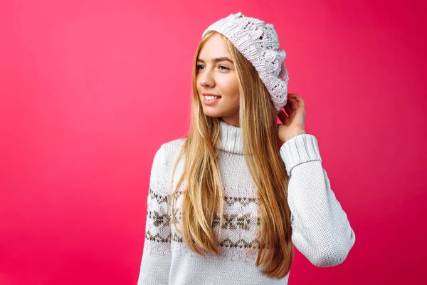 Beautiful Girl Standing Isolated Red Background Warm Pink Hat Концепция — стоковое фото