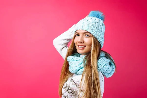 Menina Bonita Isolado Fundo Vermelho Chapéu Azul Quente Cachecol Quente — Fotografia de Stock