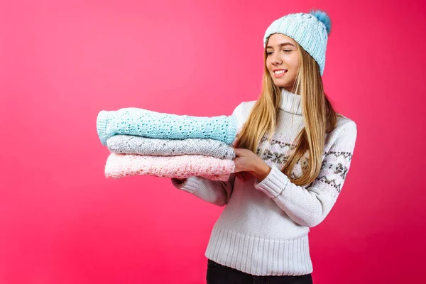 Menina Chapéu Quente Azul Segurando Lenços Fundo Vermelho Inverno Frio — Fotografia de Stock