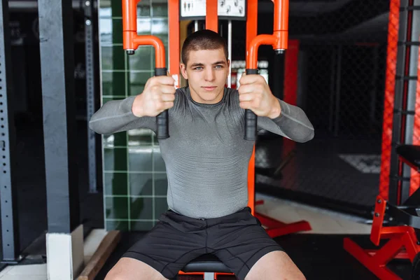 Giovane Allena Palestra Scuote Sulla Palestra Tricipiti Bicipiti Mattina Presto — Foto Stock