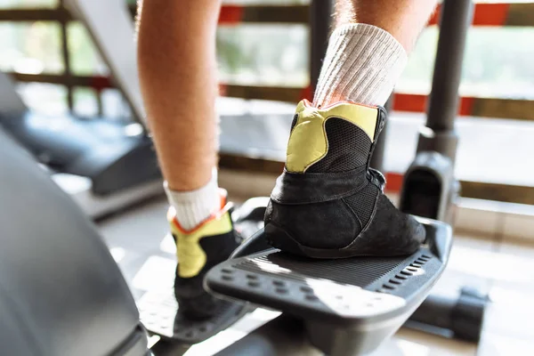 Close Van Voeten Man Met Een Fiets Van Sporten Sportschool — Stockfoto