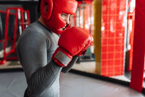 Boxer Beim Training Der Turnhalle Einem Käfig Für Einen Kampf — Stockfoto