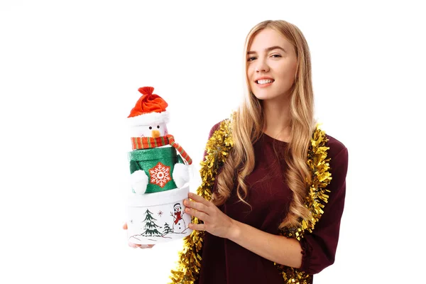 Щасливі Молоду Жінку Санта Клауса Капелюх Руках Подарунковій Коробці Білому — стокове фото