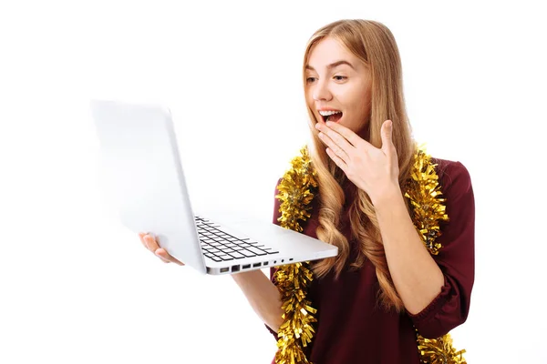 Шокированная Девушка Красном Платье Использует Ноутбук Смотрит Экран Ноутбука Удивлением Лицензионные Стоковые Фото