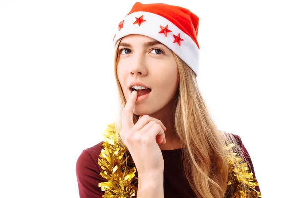 Nadenkend Vrouw Kerstman Hoed Kleding Met Bladgoud Witte Achtergrond Kerst — Stockfoto