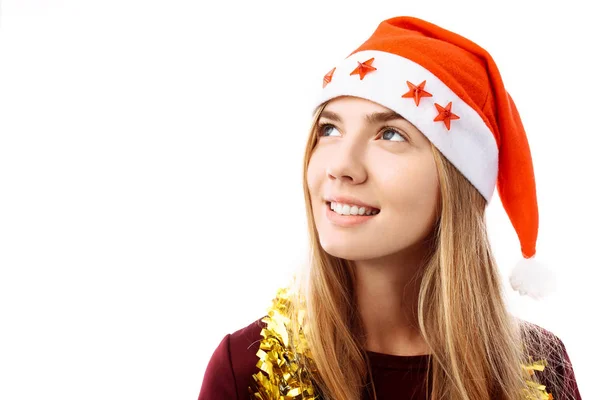 沉思的女人在圣诞老人的帽子和礼服 并与金丝 在白色的背景 圣诞节的概念 — 图库照片