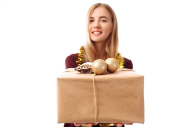 Santa Claus şapka, ellerde, bir hediye kutusu beyaz bir arka plan üzerinde mutlu bir genç kadın. Noel