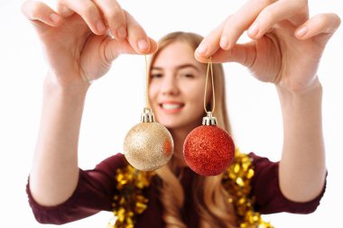 Noel topları beyaz arka plan üzerinde olan güzel kadın. Noel, tatil için hazırlık