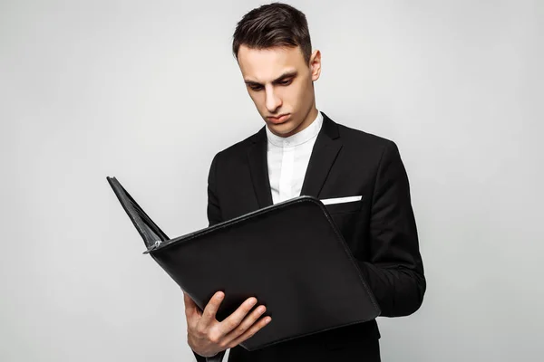 Hombre Exitoso Con Traje Negro Con Una Carpeta Mano Trabajando — Foto de Stock