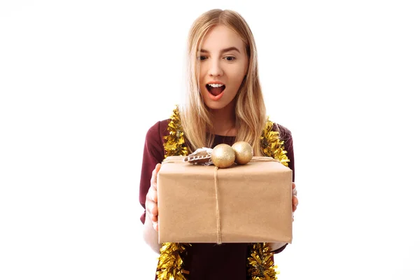 Vrolijk Meisje Hoed Van Kerstman Zoek Naar Een Gift Van — Stockfoto