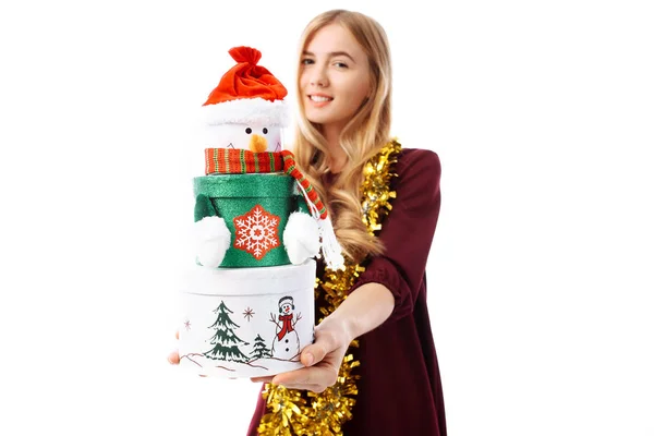 Gelukkig Jonge Vrouw Kerstman Hoed Handen Een Doos Van Gift — Stockfoto