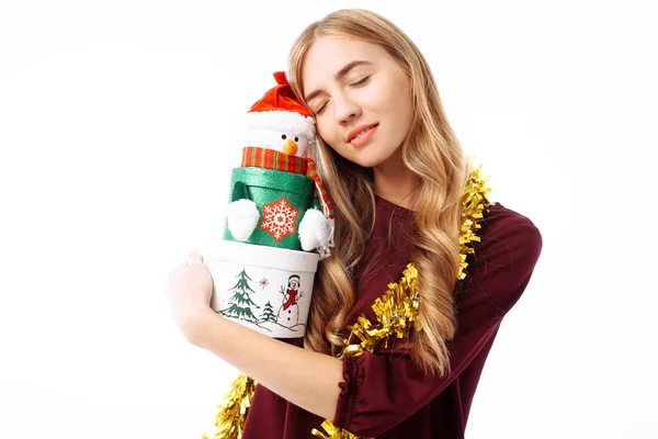 Joyeux Jeune Femme Dans Chapeau Père Noël Dans Les Mains — Photo