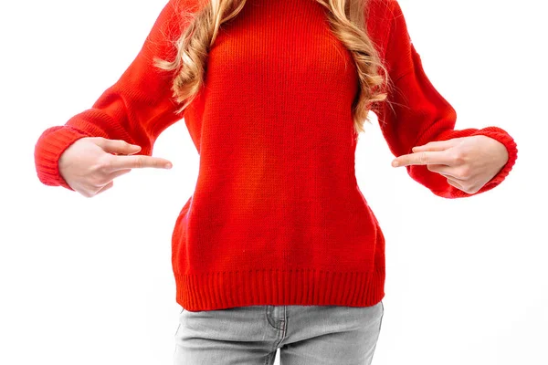 クローズ アップ 赤いクリスマス セーターの女性の手の指でセーターを指しています 白い背景に — ストック写真