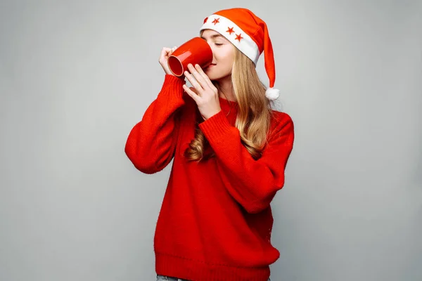 Mooie Vrouw Een Rode Trui Dragen Van Een Kerstman Hoed — Stockfoto