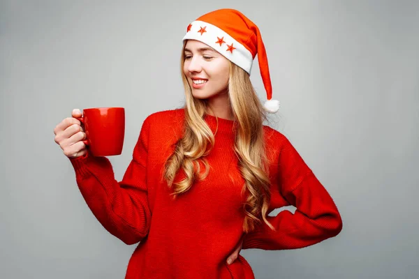 Hermosa Mujer Suéter Rojo Sombrero Santa Claus Con Una Taza —  Fotos de Stock