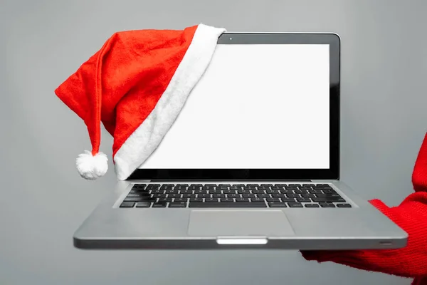 Computadora Sombrero Navidad Con Una Pantalla Blanco Sobre Fondo Gris —  Fotos de Stock