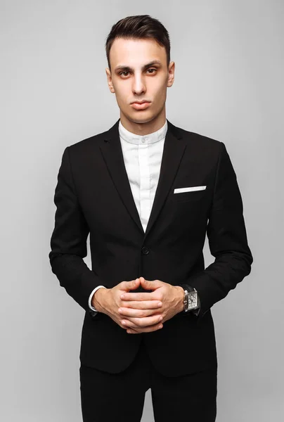一个英俊的年轻商人的肖像 穿着经典的黑色西装 在灰色的背景 商业理念 — 图库照片