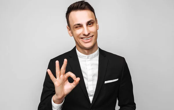 Retrato Jovem Bonito Homem Feliz Terno Negócios Sorrindo Mostrando Gesto — Fotografia de Stock