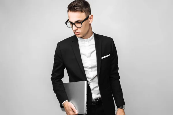 Hombre Negocios Traje Gafas Con Portátil Aislado Sobre Fondo Gris — Foto de Stock