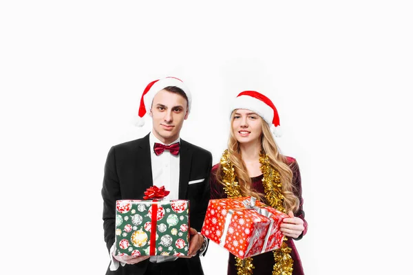 Casal Feliz Amantes Chapéus Papai Noel Com Presentes Natal Suas — Fotografia de Stock