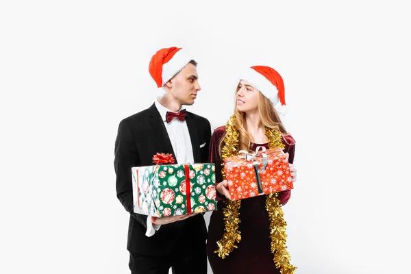 Casal Feliz Amantes Chapéus Papai Noel Olhando Para Outro Com — Fotografia de Stock