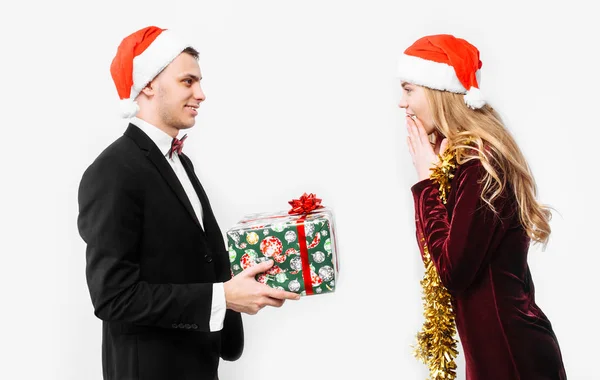 Casal Feliz Amantes Chapéus Papai Noel Dando Outro Presentes Natal — Fotografia de Stock