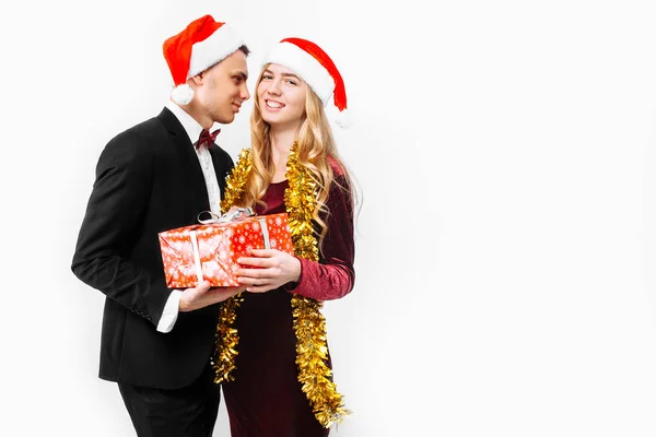 Elegante Par Amantes Chapéus Papai Noel Celebrando Ano Novo Dando — Fotografia de Stock