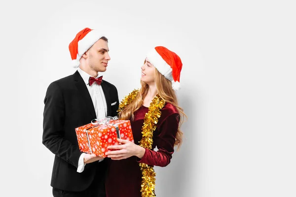 Casal Feliz Amantes Chapéus Papai Noel Olhando Para Outro Com — Fotografia de Stock