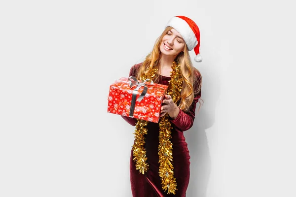 Mooi Meisje Hoed Van Kerstman Haar Handen Een Kerstcadeau Een — Stockfoto