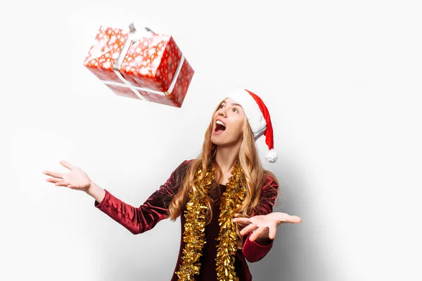 Menina Atordoada Chapéu Papai Noel Suas Mãos Presente Natal Fundo — Fotografia de Stock