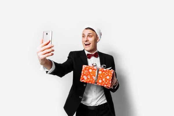 Ragazzo Scioccato Vestito Cappello Babbo Natale Tra Mani Regalo Natale — Foto Stock