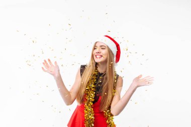 Santa şapka ve kıyafet, yeni yıl kutlama, dans ve tinsel boynuna ile tatil keyfini mutlu kadın. beyaz bir arka plan üzerinde