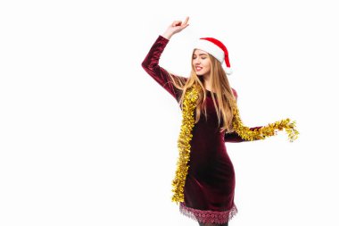 Santa şapka ve kıyafet, yeni yıl kutlama, dans ve tinsel boynuna ile tatil keyfini mutlu kadın. beyaz bir arka plan üzerinde