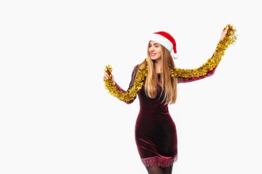 Santa şapka ve kıyafet, yeni yıl kutlama, dans ve tinsel boynuna ile tatil keyfini mutlu kadın. beyaz bir arka plan üzerinde