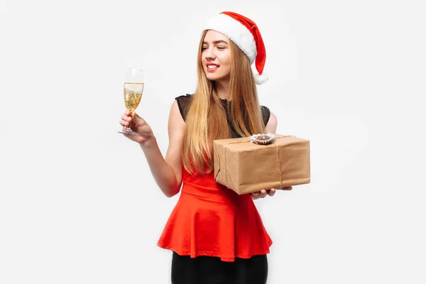 Glücklich Junge Frau Kleid Und Weihnachtsmütze Das Neue Jahr Feiernd — Stockfoto